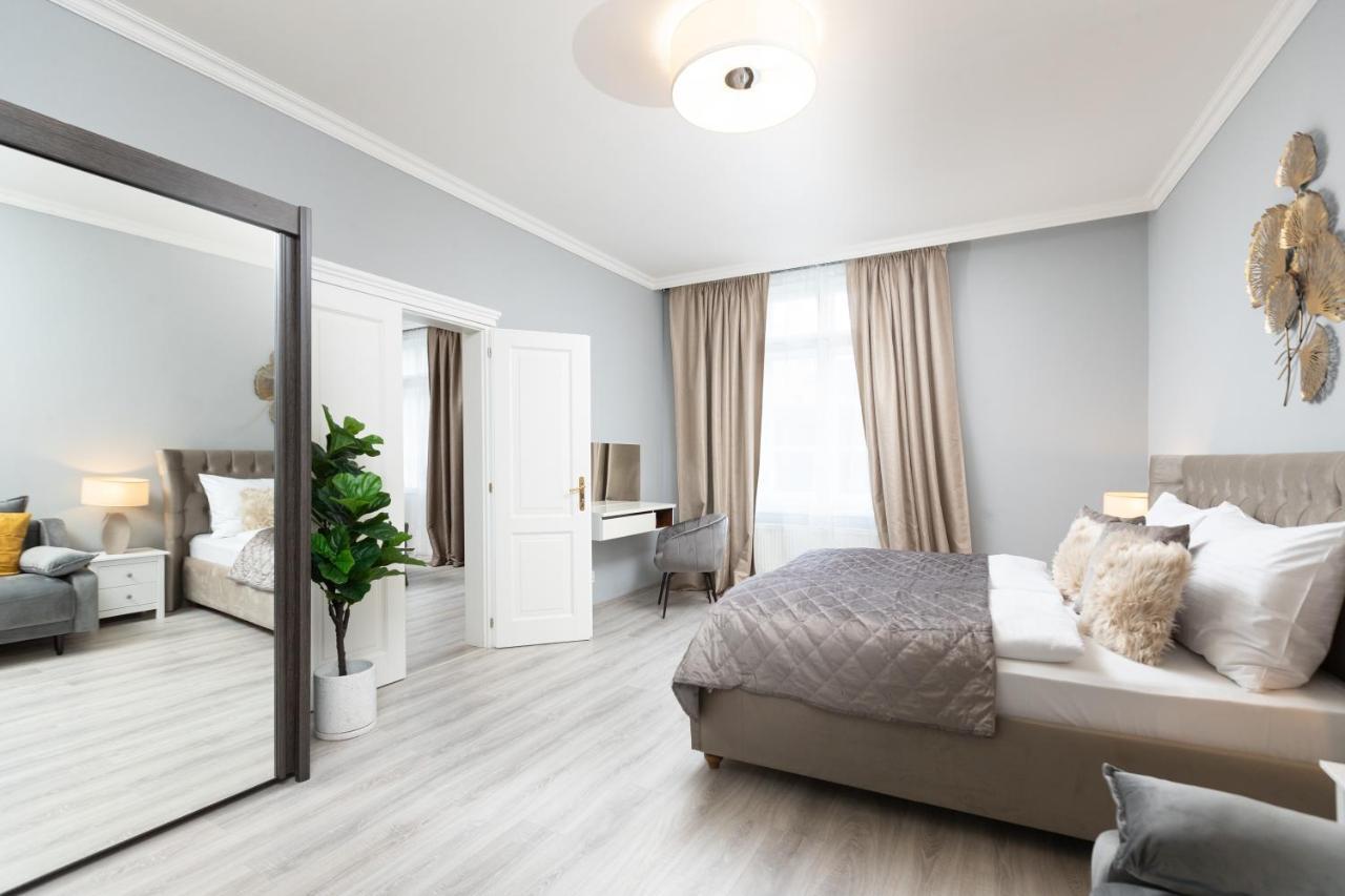 Luxury Central 150M2 Apartment On Wencelas Square With Private Garage Prague Luaran gambar
